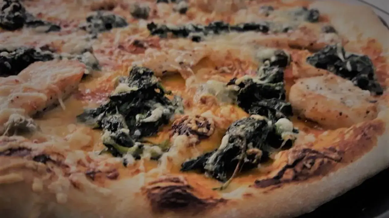 Pyszne ciasto na pizzę Ani Gotuje z kurczakiem i szpinakiem, zapieczone z serem.