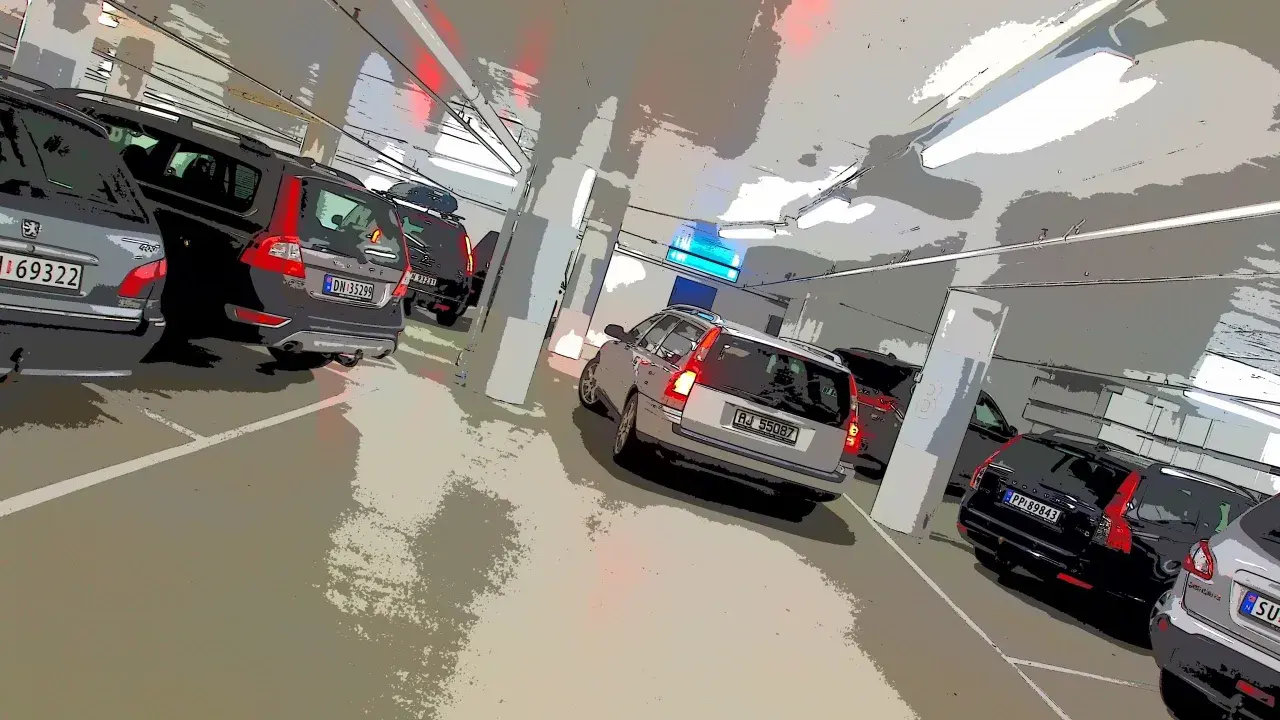Samochody na parkingu podziemnym w Norwegii. Uważaj na mandaty, parkując nieprawidłowo.