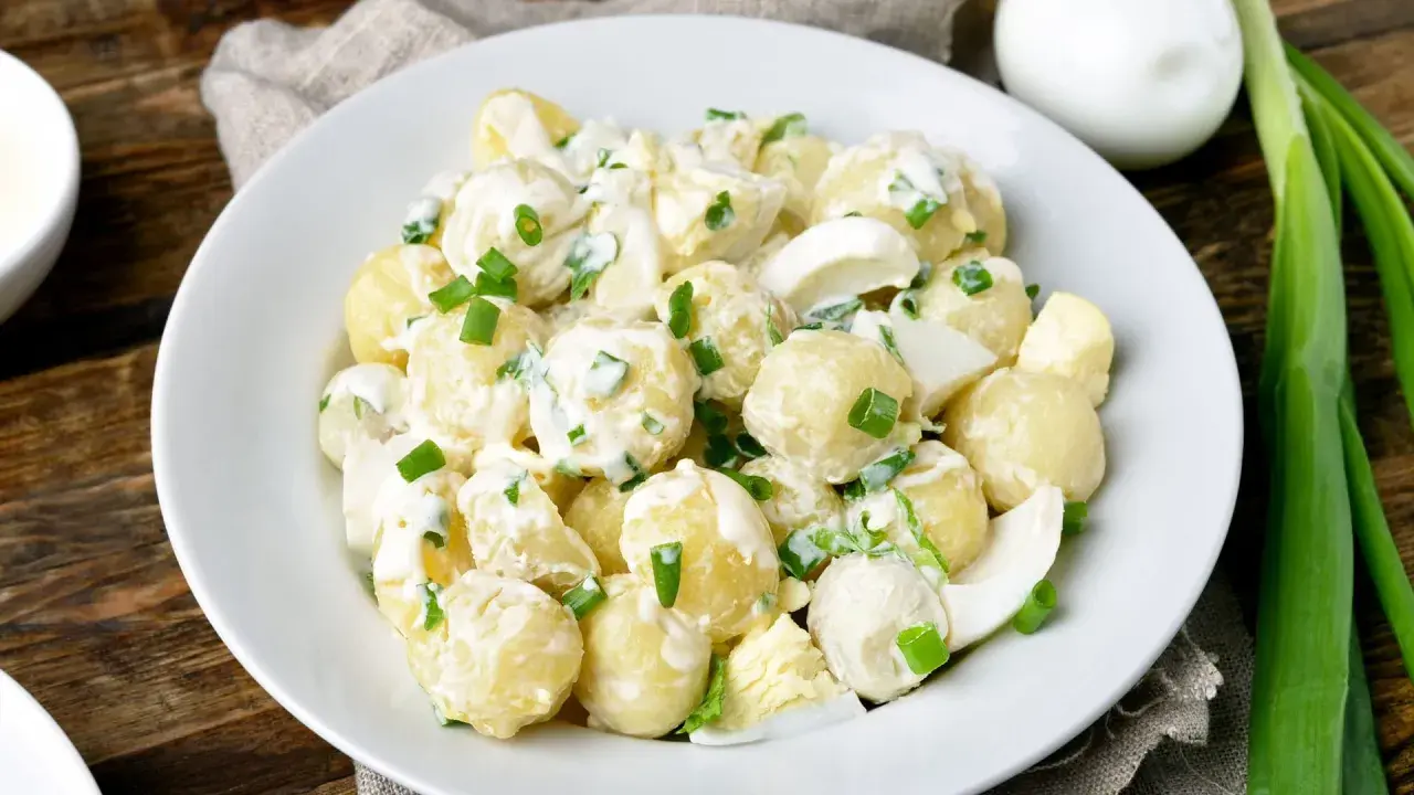 Cremiger Kartoffelsalat mit Ei und Frühlingszwiebeln, ein wahres Kartoffelsalat Geheimrezept, das auf jedem Tisch glänzt.