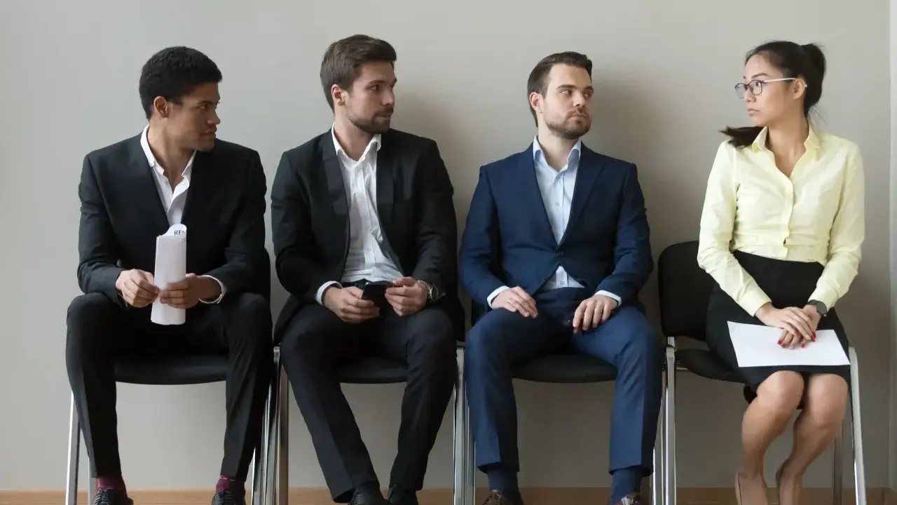 Trzech mężczyzn i kobieta czekają na rozmowę. Czy to początek dyskryminacji w pracy?