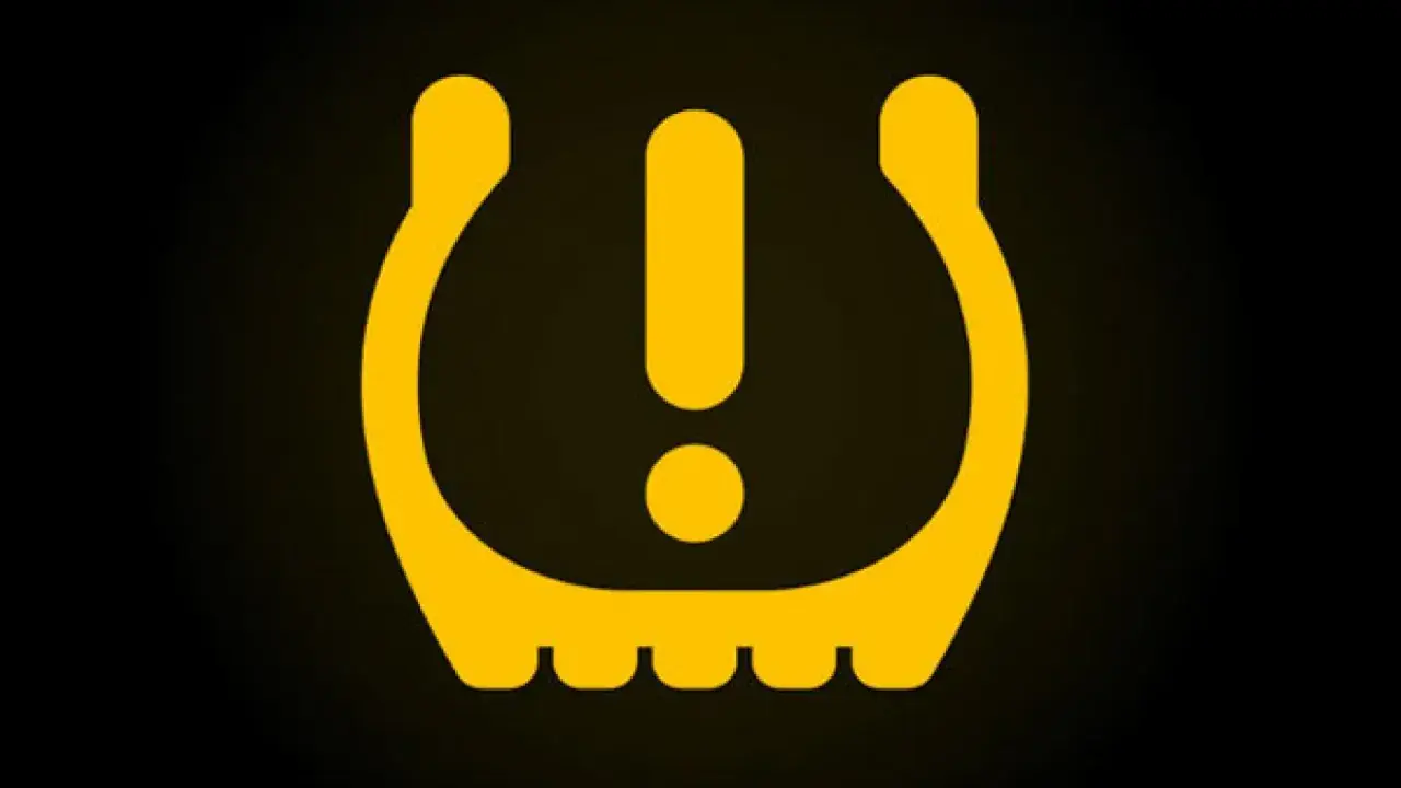 Icono amarillo en el salpicadero del coche que indica baja presión en los neumáticos.