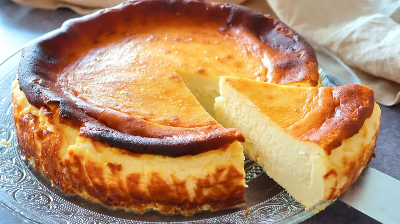 Tarta de queso La Viña, receta auténtica. Cremosa por dentro, caramelizada por fuera. ¡Perfecta para compartir!