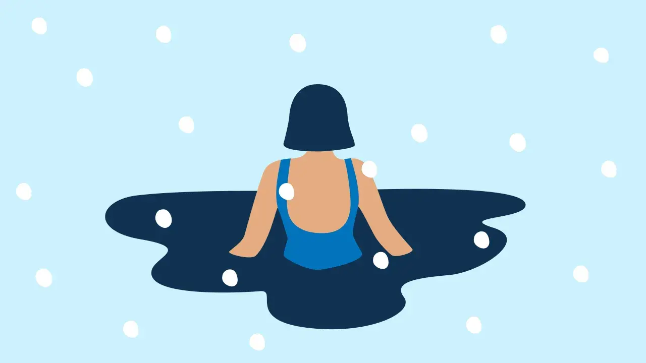 En person i blå baddräkt njuter av isbad i ett kallt, snöigt landskap.