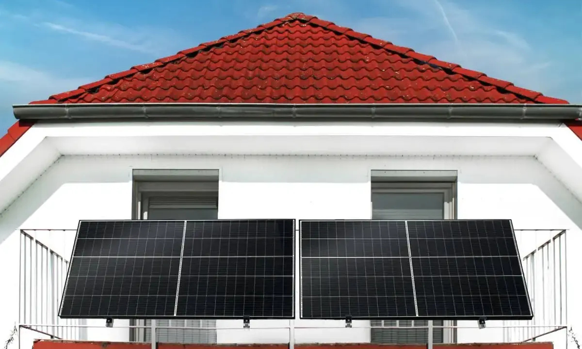 Zwei Solarmodule auf einem Balkongeländer, bereit für maximale Leistung. Das Balkonkraftwerk nutzt die Sonne für saubere Energie.
