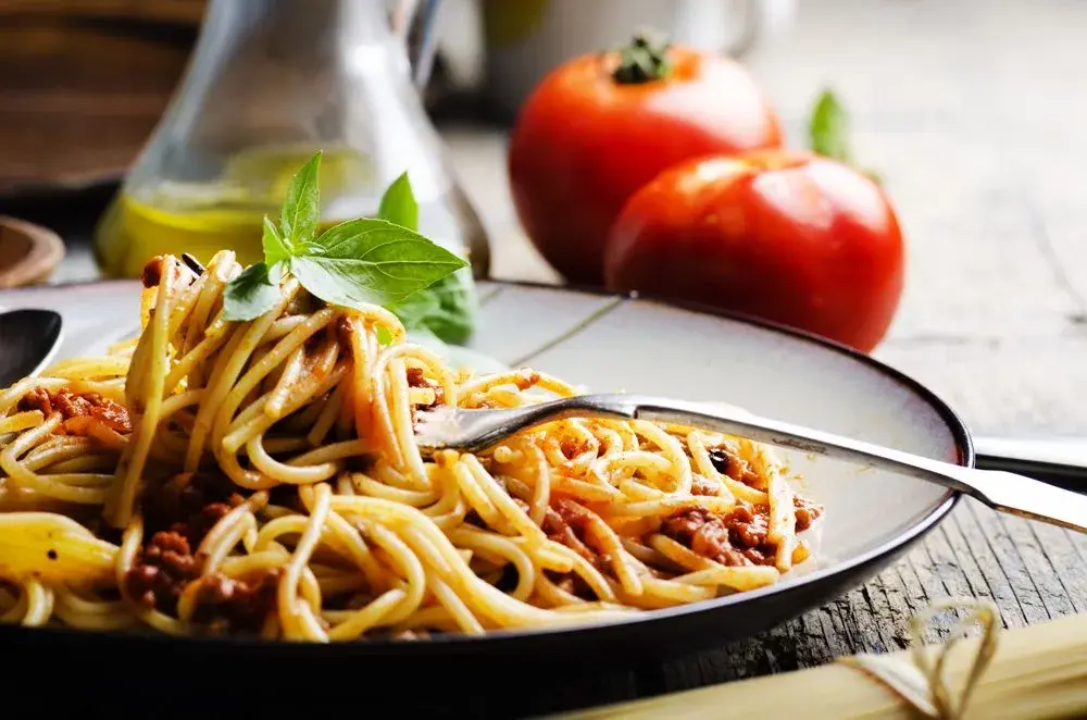 Gruby makaron spaghetti: jak gotować i z czym łączyć? Poradnik eksperta