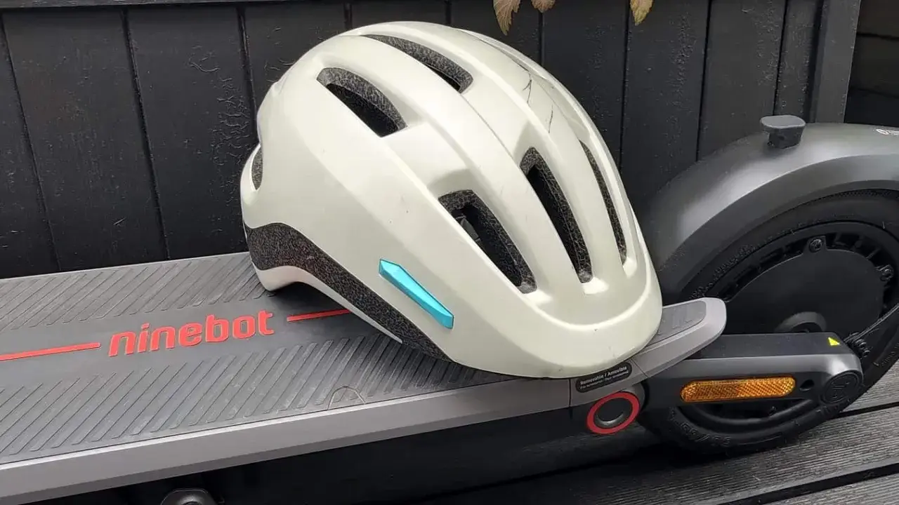 Kask z technologią MIPS co to? leży na hulajnodze Ninebot. Zapewnia dodatkową ochronę głowy podczas jazdy.