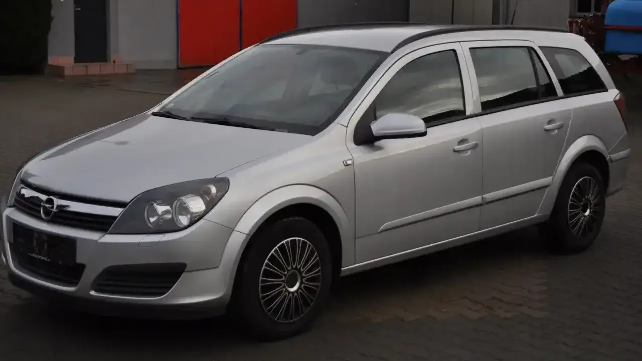 Srebrny Opel Astra kombi, idealny do rodzinnych wyjazdów. Zastanawiasz się, ile pali Opel Astra 1.6 benzyna? Ten model oferuje rozsądne spalanie.