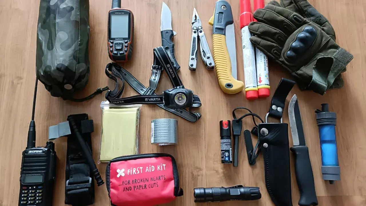 Zestaw do przetrwania: GPS, radio, apteczka, noże, latarka, rękawice, racje. Survival co to? To przygotowanie na nieprzewidziane sytuacje.