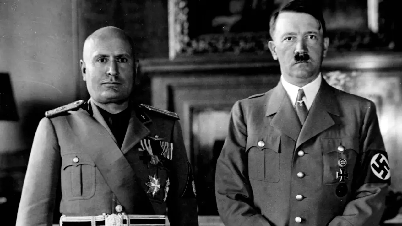 Mussolini och Hitler, symboler för vad fascism betyder, står sida vid sida i militäruniformer.