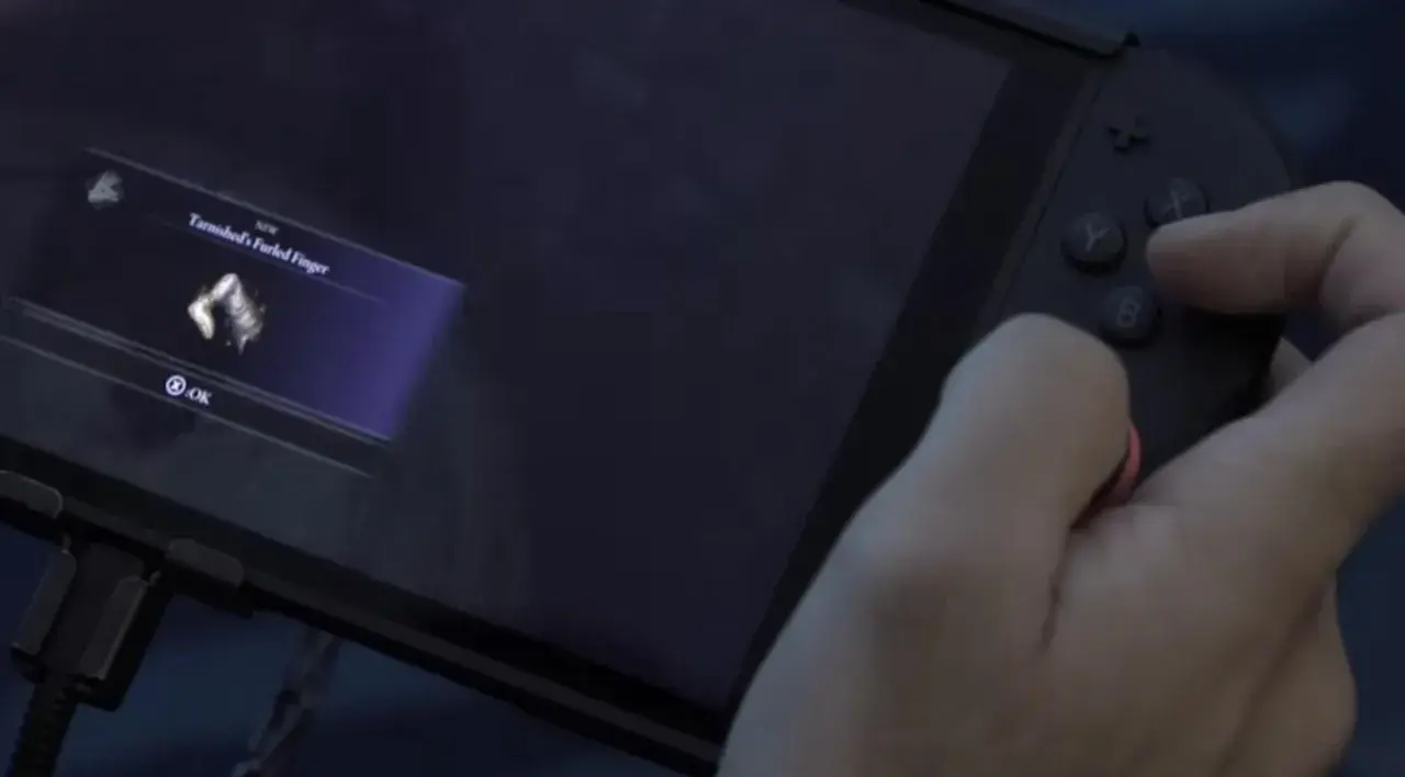 Gracz gra w Elden Ring na Nintendo Switch, zdobywając nowy przedmiot "Tarnished's Furled Finger".