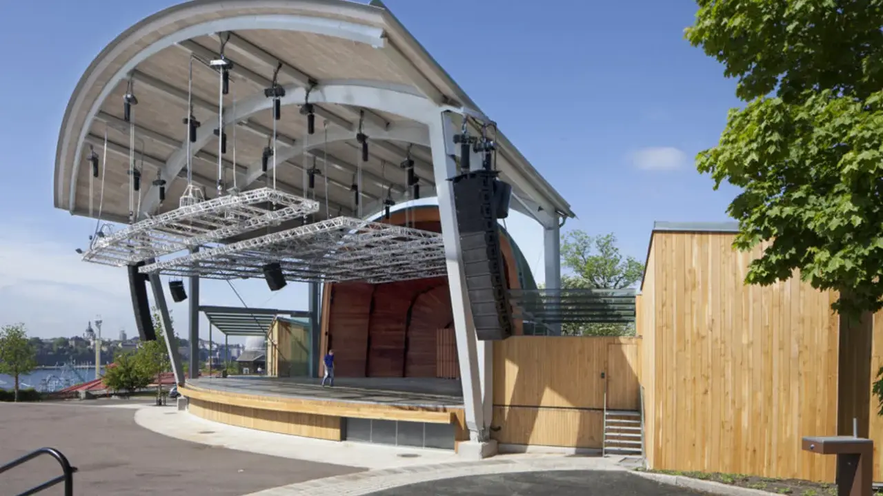 Scenen för Allsång på Skansen, redo för publik. En ensam person går på den tomma scenen.