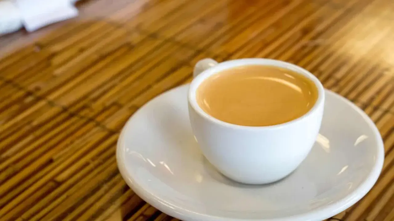 Eine Tasse heißer Kaffee, ein wahrer Genuss für den Morgen. Kaffee ole!