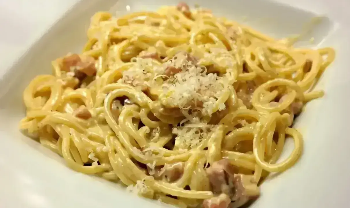 Pyszna carbonara z parmezanem i guanciale. Jaki ser do carbonary? Tylko najlepszy!