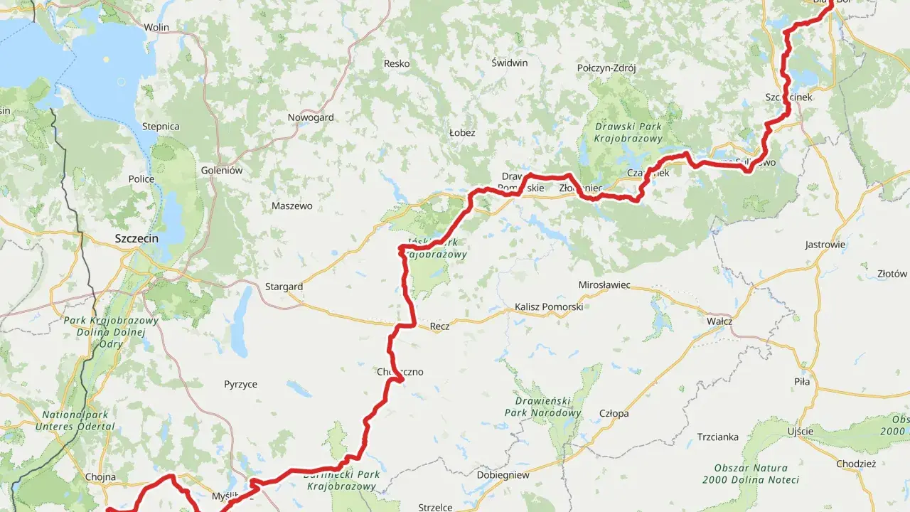 Trasa pojezierzy zachodnich prowadzi przez malownicze tereny, od Szczecina po Miastko, przez Drawieński Park Narodowy.