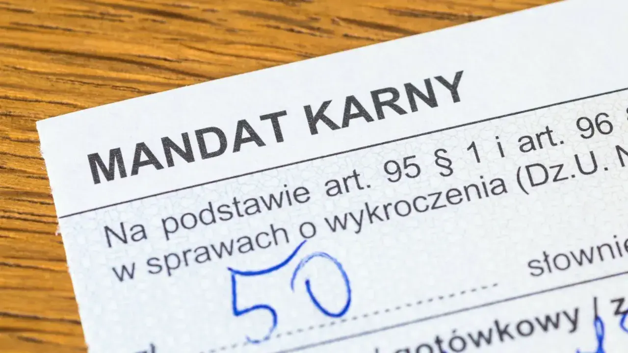 Fragment mandatu karnego z kwotą 50 złotych, wystawionego na podstawie przepisów prawa.