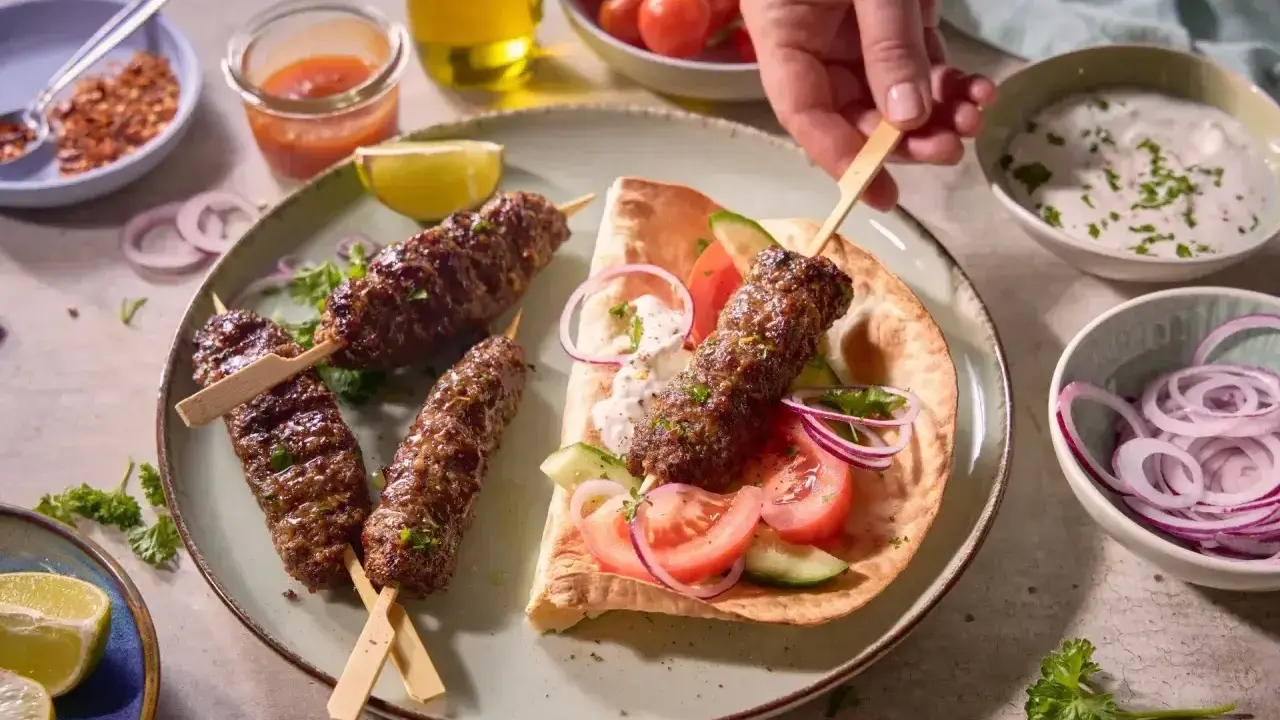 Pyszny gemuse kebab na talerzu z warzywami, sosem i pieczywem.