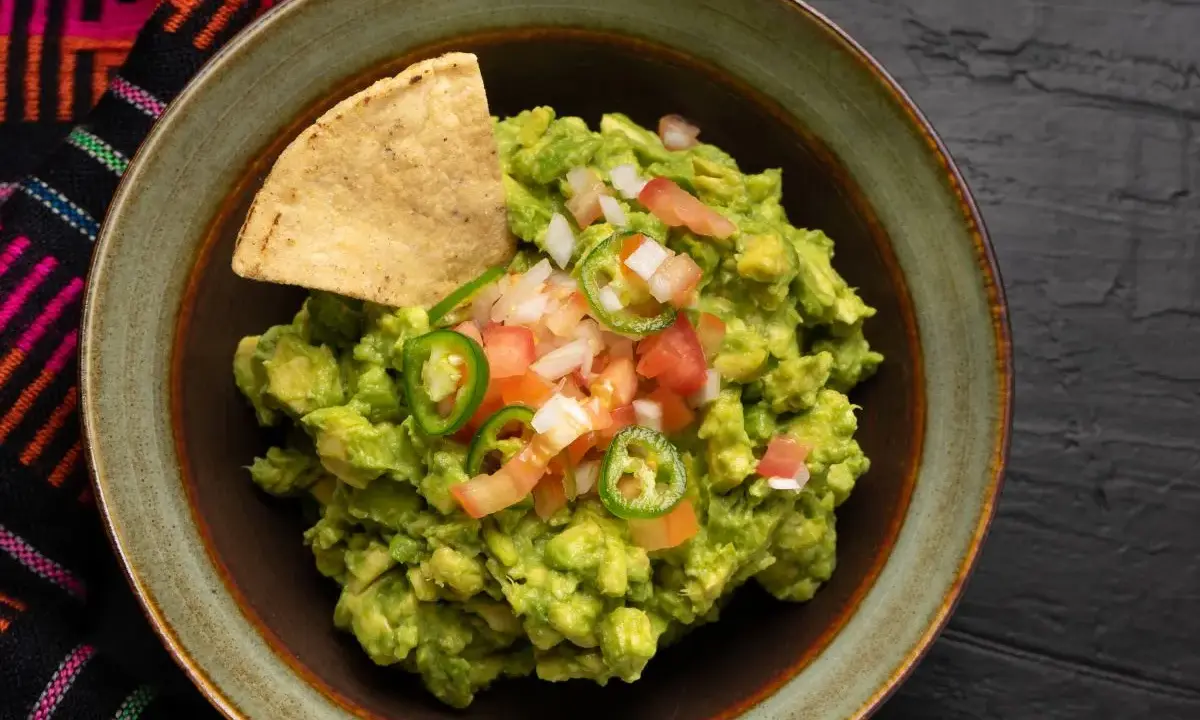 Guacamole: Prosty przepis, triki na przechowywanie i podawanie.