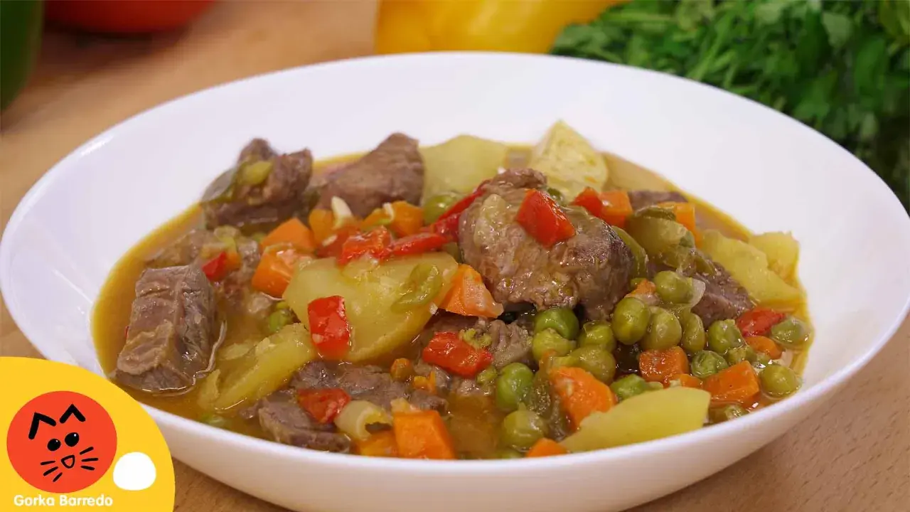 Un reconfortante plato de ternera a la jardinera, con trozos de carne tierna, patatas, zanahorias, guisantes y pimientos en una sabrosa salsa.