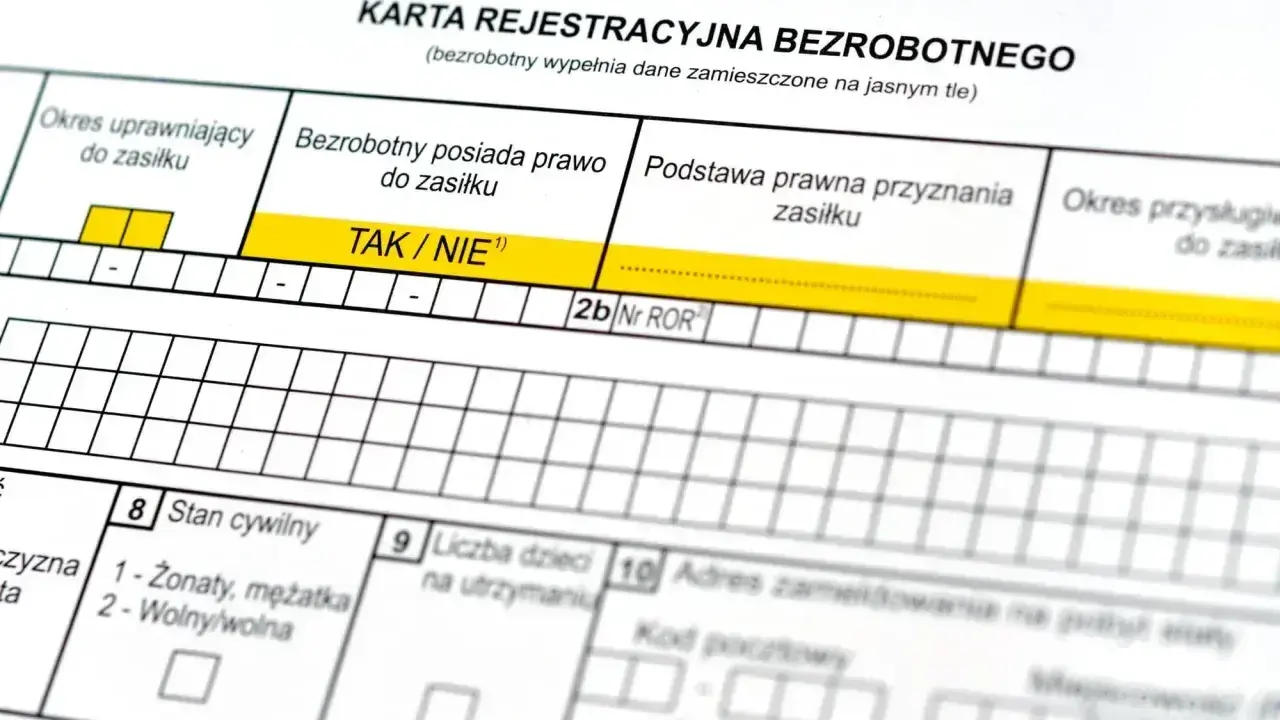 Karta rejestracyjna bezrobotnego. Pole "Bezrobotny posiada prawo do zasiłku" z opcją TAK/NIE. Informacje o tym, ile trwa zasiłek dla bezrobotnych, znajdują się w dalszej części dokumentu.