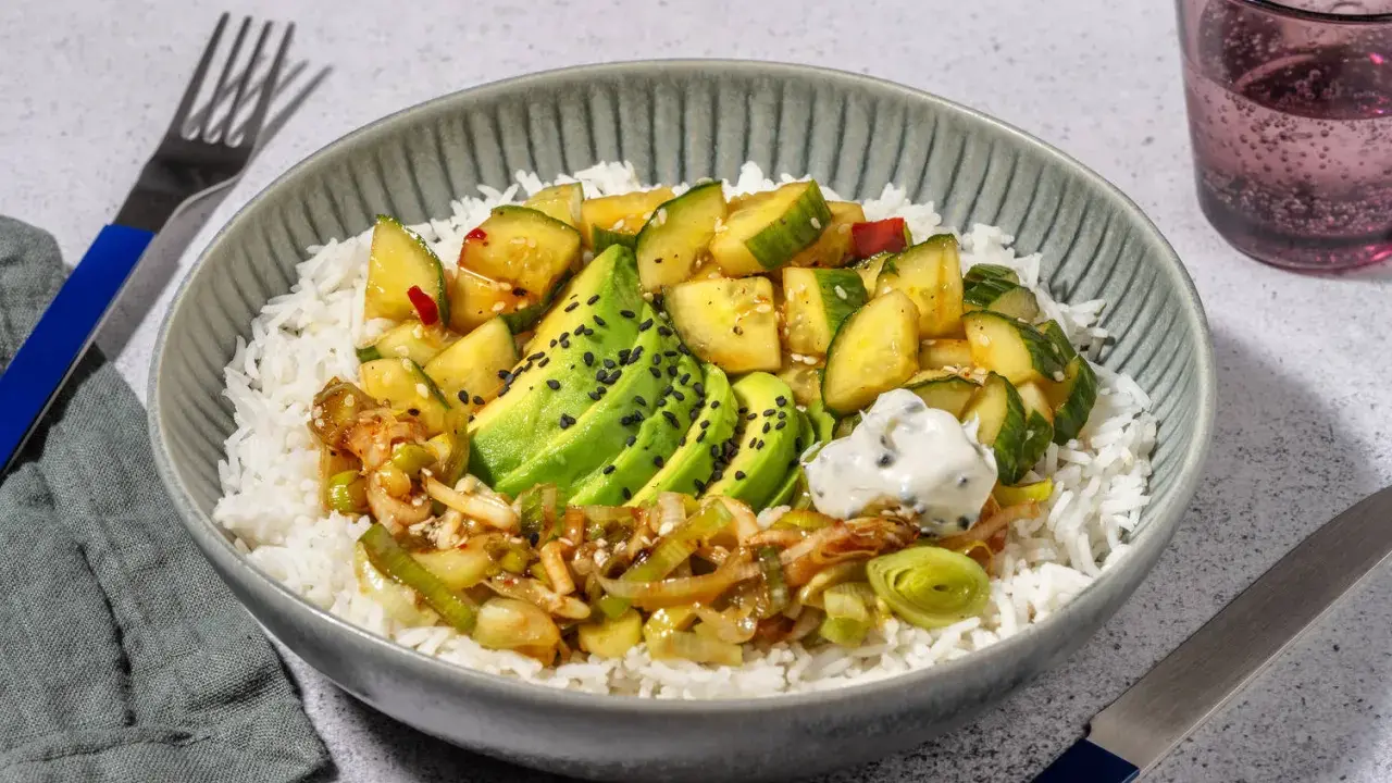 Schüssel mit Reis, Avocado, Gurken und Lauch. Ein köstliches Hauptgericht mit Avocado-Rezepten.