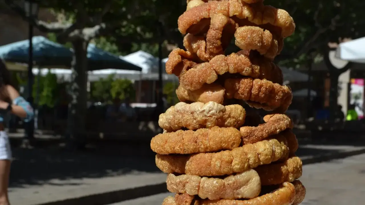 Torre de torreznos, un imprescindible que comer en Soria. Crujientes y dorados, perfectos para disfrutar al aire libre.