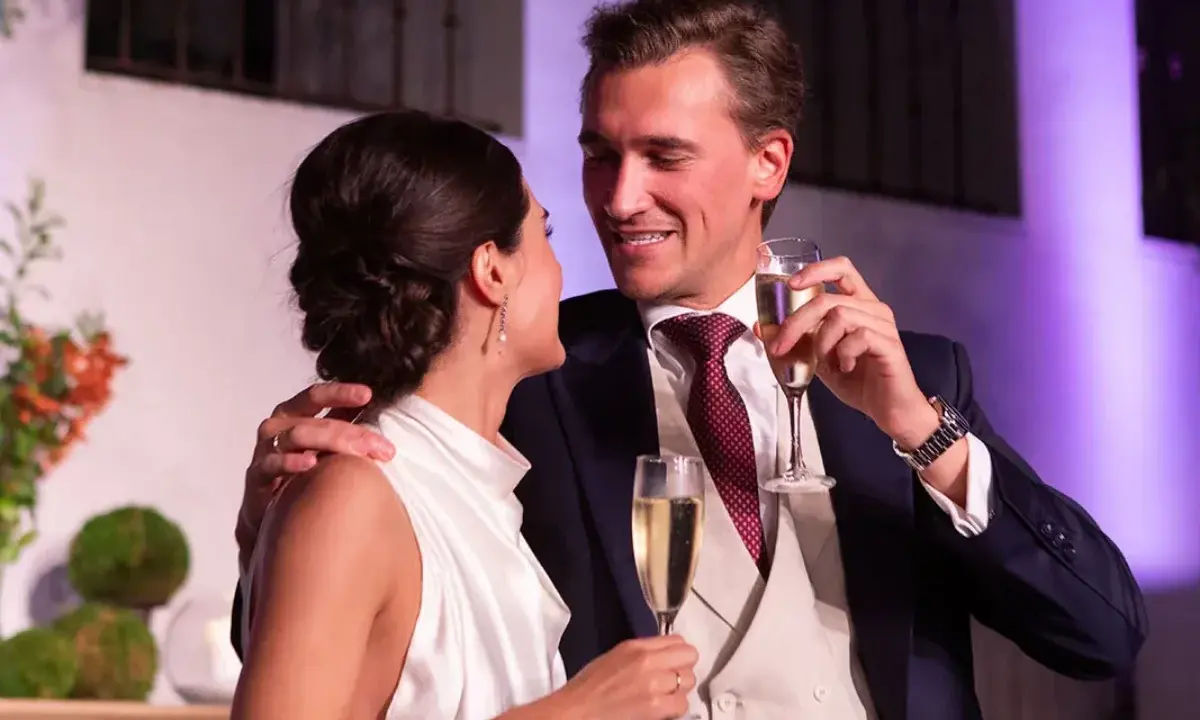 Novios brindando con champán, un momento perfecto para dedicatorias para novios que se casan.