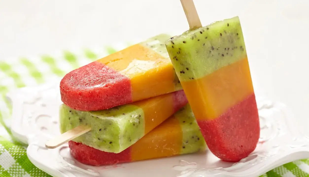 Kolorowe lody na patyku: truskawka, mango i kiwi. Idealne na lato, gdy szukasz prawdziwe lody przepis.