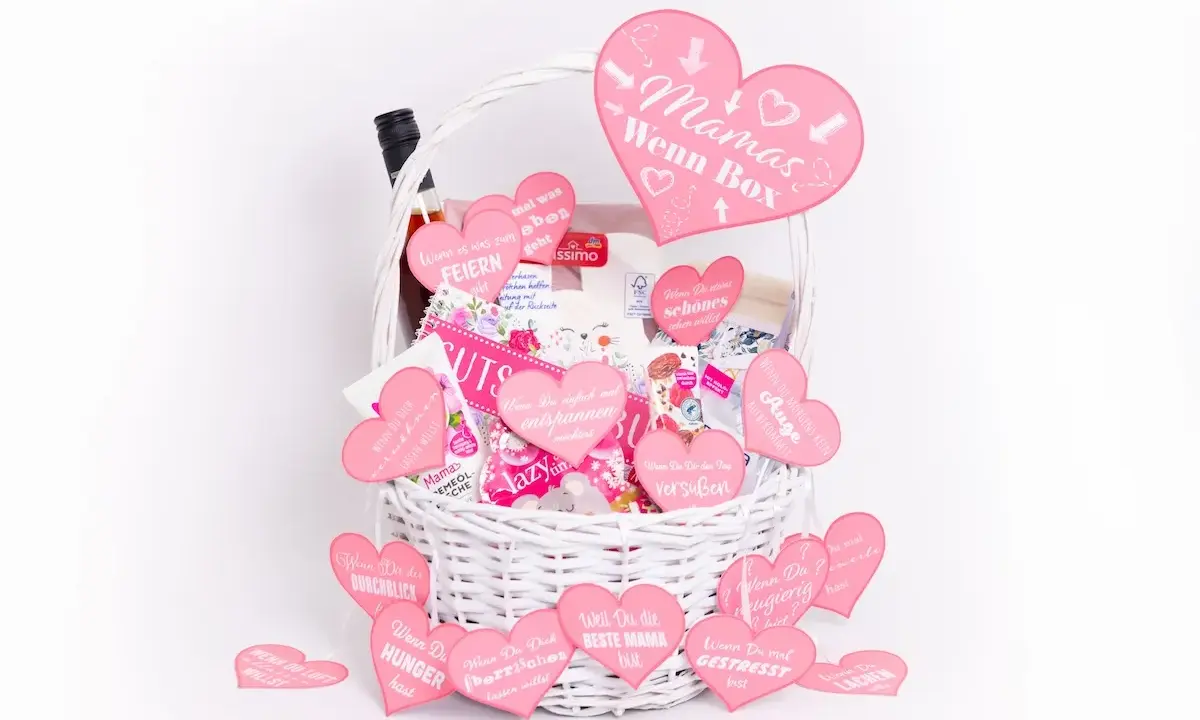 Ein liebevolles geburtstagsgeschenk mama selber machen: Eine weiße Korbtasche gefüllt mit rosa Herzen, die liebevolle Botschaften für Mamas tragen.
