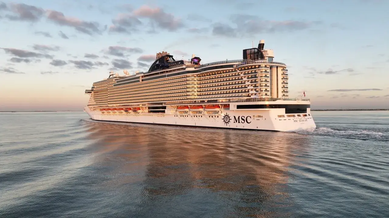 La MSC Seascape, imponente nella sua lunghezza, solca le acque calme al tramonto, riflettendosi sul mare.