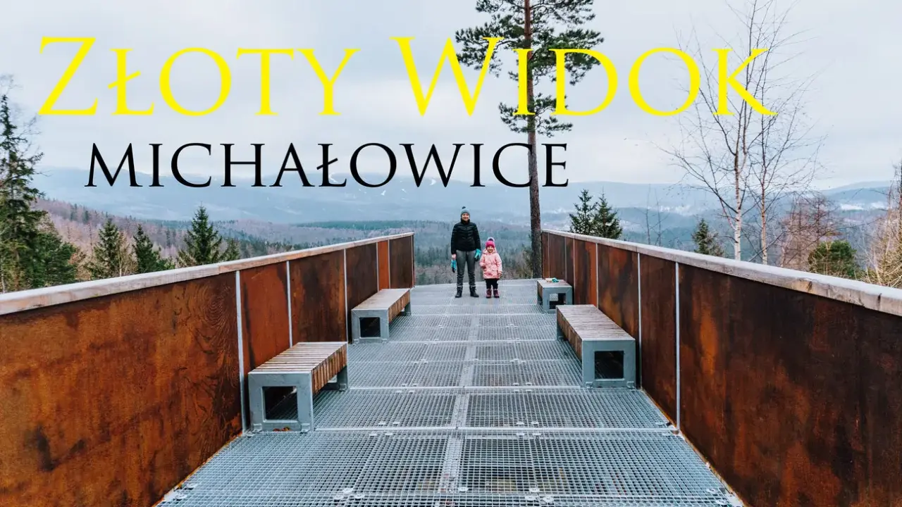 Rodzina podziwia złoty widok w Michałowicach z platformy widokowej.