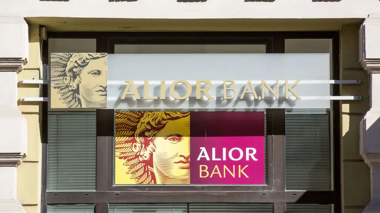 Alior Bank oferuje innowacyjne rozwiązania, w tym dostęp do kryptowalut. Na fasadzie banku widnieje logo z wizerunkiem głowy.
