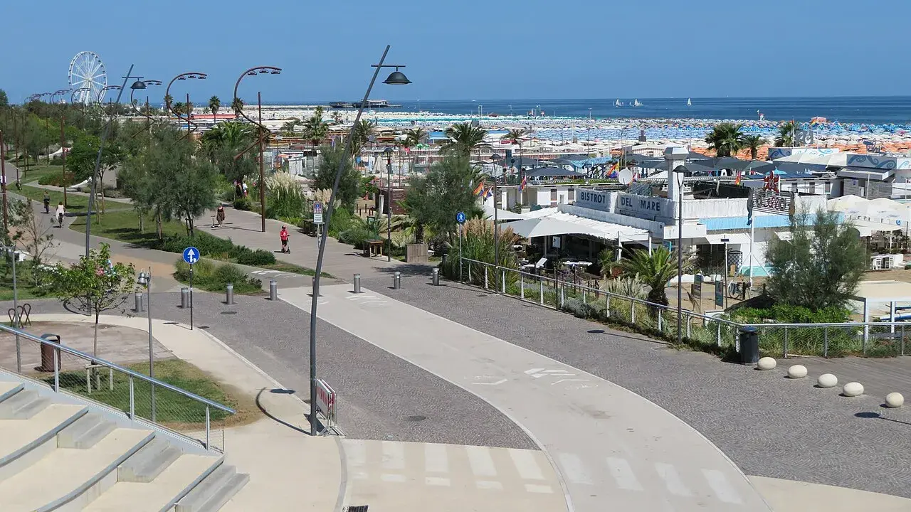 Passeggiata lungomare a Viserbella centro, con spiaggia attrezzata, stabilimenti balneari e un bistrot sul mare.