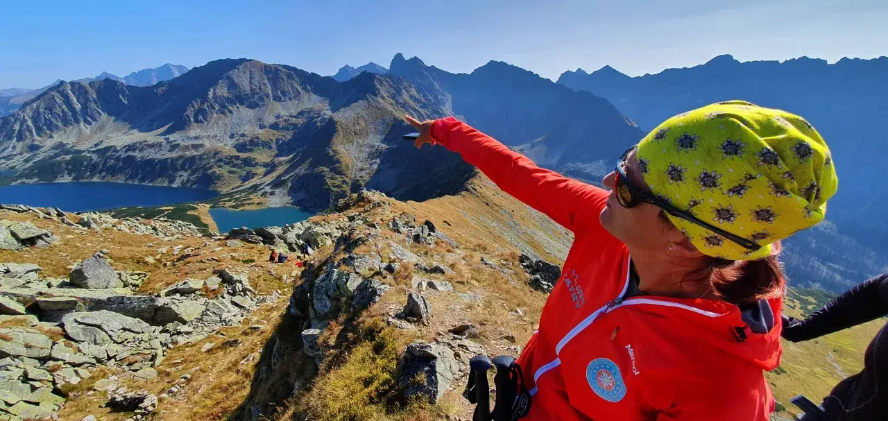 Na kursie przewodnik tatrzański, instruktorka wskazuje drogę nad Morskie Oko.