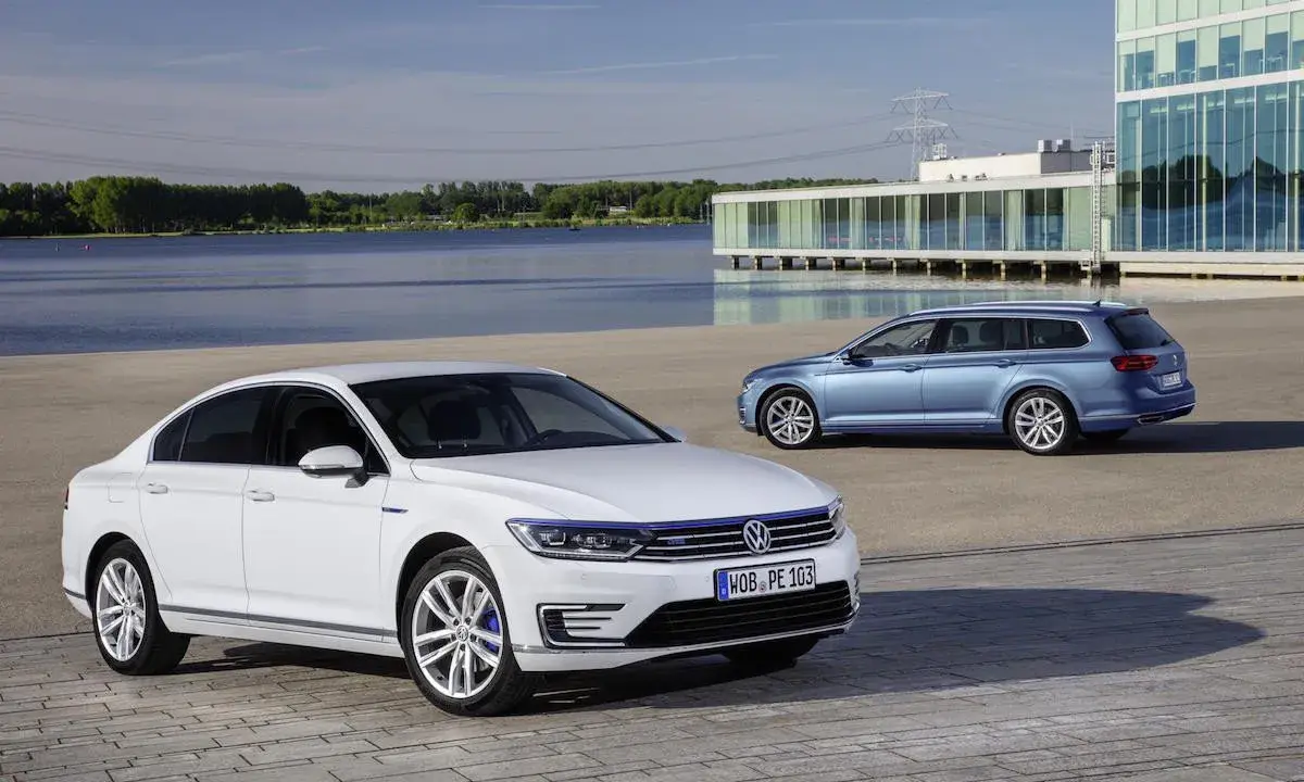 Dos Volkswagen Passat, uno blanco sedán y otro azul familiar, perfectos para viajes que se puede conducir con el carnet B.
