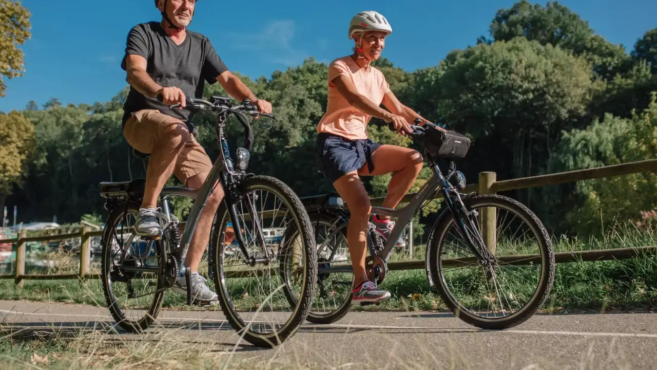 Para, jadąca na rowerze dla grubasa, cieszy się przejażdżką po malowniczej ścieżce.