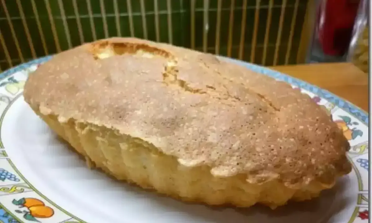 Un delicioso rebojo zamorano, recién horneado y listo para disfrutar. Suave y esponjoso, un clásico de la repostería.