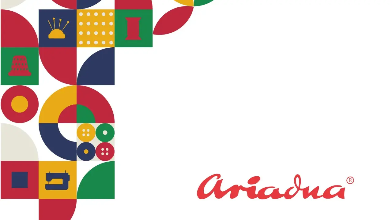 Geometryczny wzór z motywami krawieckimi: naparstek, szpulka, guziki, maszyna do szycia. Logo Ariadna.