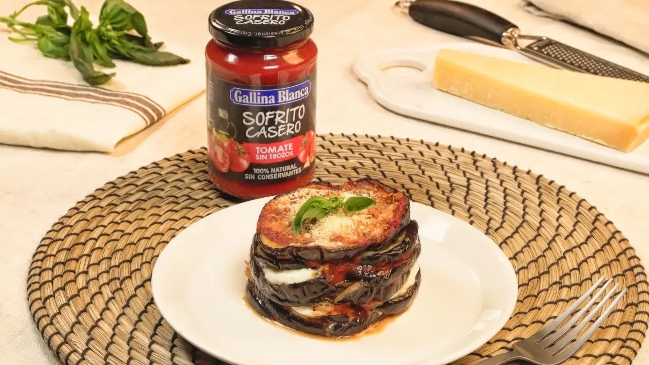 Deliciosas berenjenas a la parmesana apiladas, con queso fundido y salsa de tomate casera.