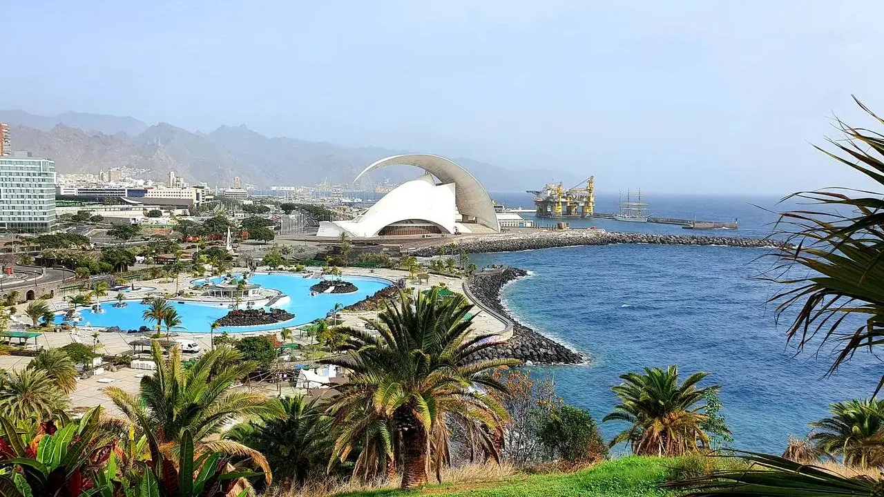 Widok na Auditorium w Santa Cruz de Tenerife, baseny, port i góry. Idealne miejsce, by zobaczyć, co oferuje miasto.