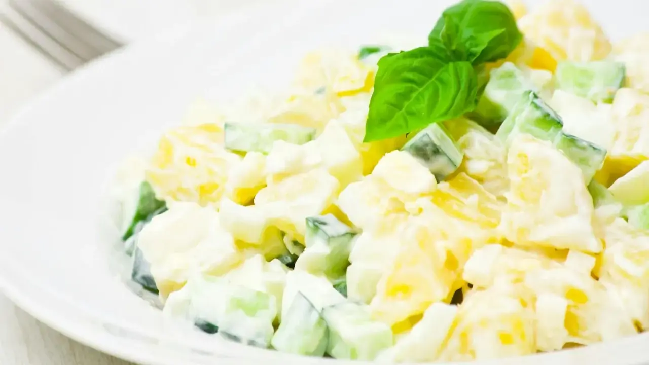 Ein cremiger Kartoffel-Gurken-Salat, garniert mit Basilikum. Perfekt für ein leichtes Mittagessen oder als Beilage. Dieses Kartoffel Gurken Salat Rezept ist ein Klassiker.