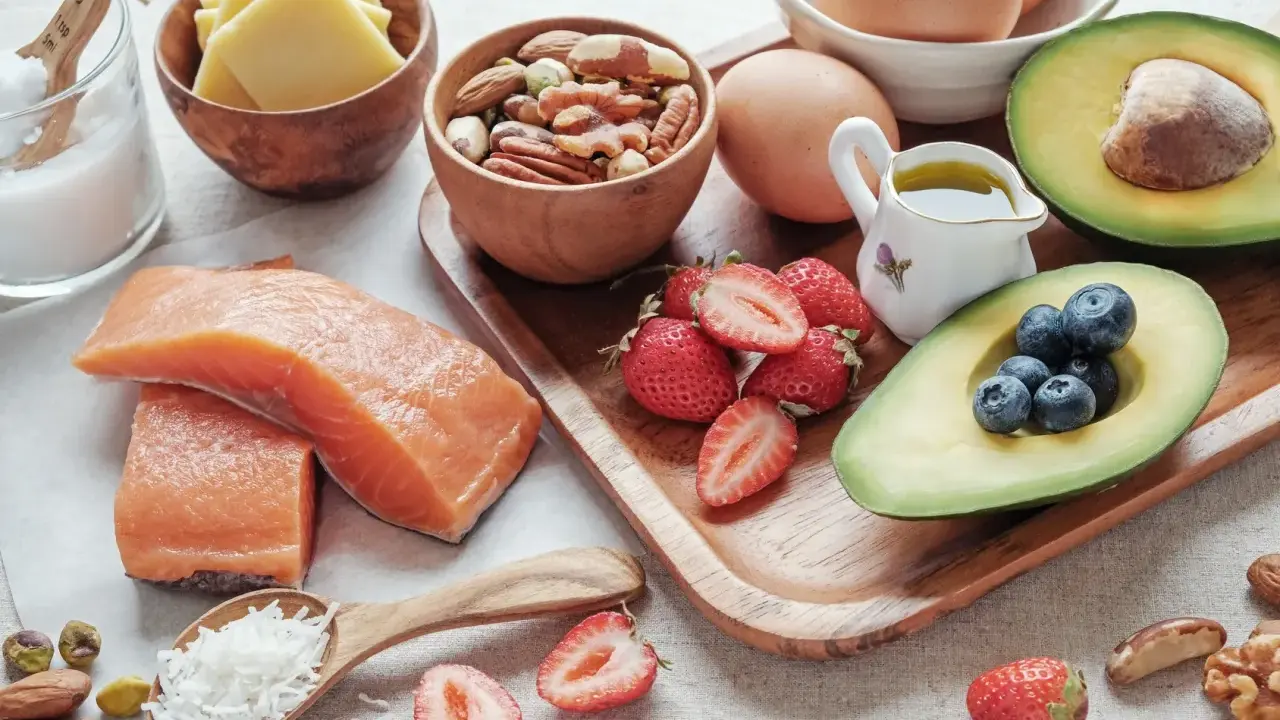 Łosoś, awokado, jajka, orzechy, jagody i truskawki – idealne składniki na dietę niskowęglowodanową.