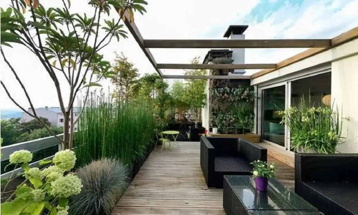 Un accogliente terrazzo rustico con mobili neri, un giardino verticale e piante rigogliose, ideale per rilassarsi.