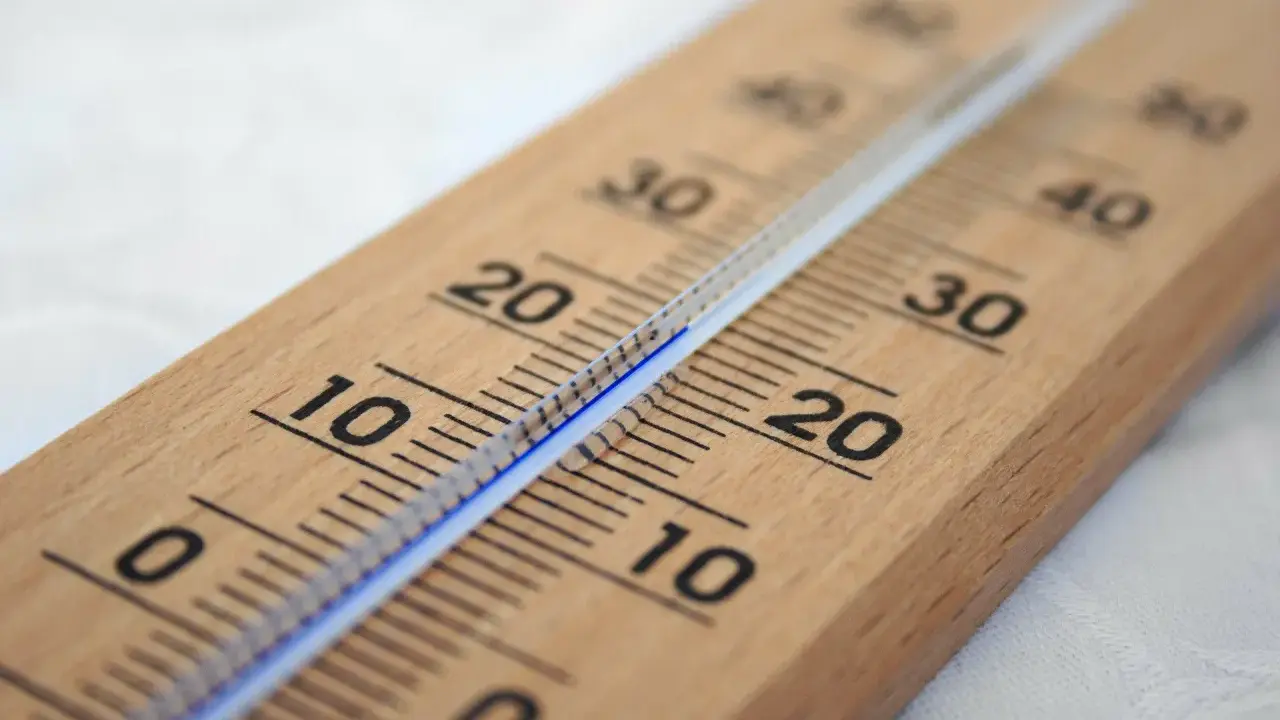 Drewniany termometr pokazuje temperaturę ok. 10°C. Sprawdzam, jaka jest minimalna temperatura w mieszkaniu przepisy.