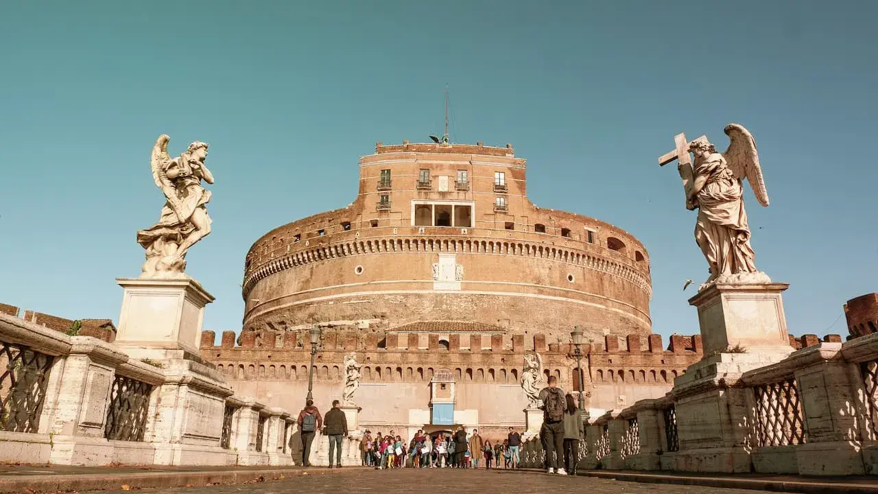 Ponte Sant'Angelo con statue di angeli e Castel Sant'Angelo, un tempo prigioni, sullo sfondo.