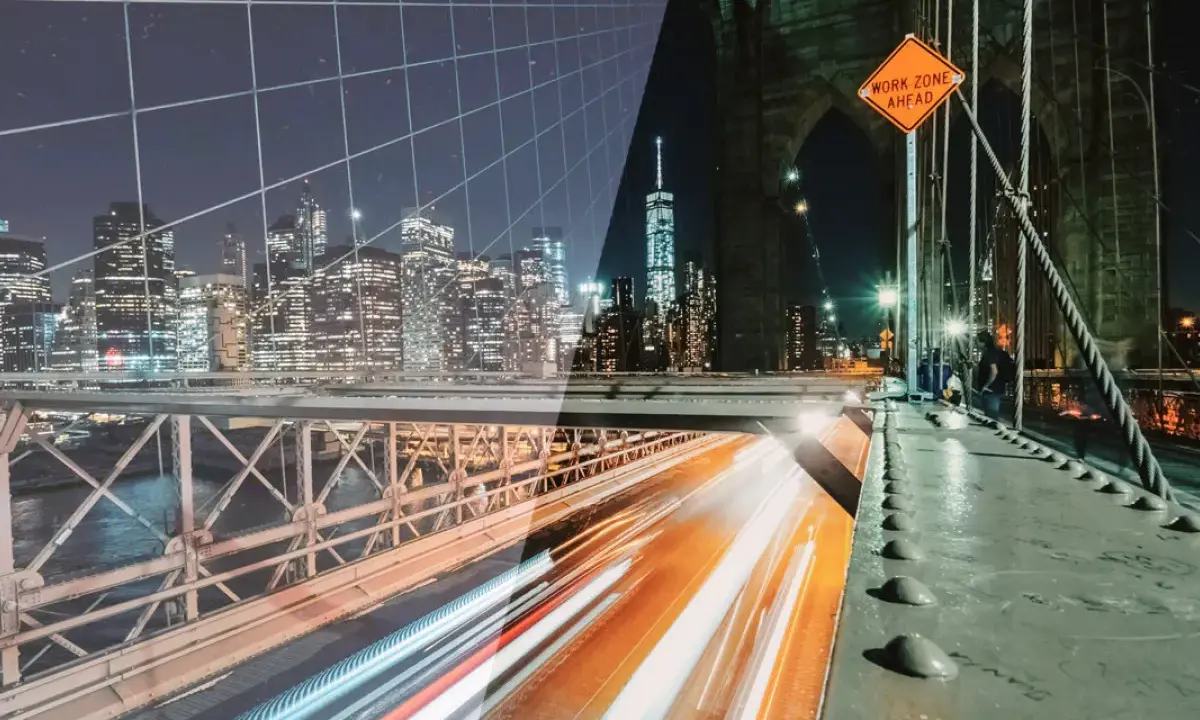 Nocny Nowy Jork z widokiem na Brooklyn Bridge. Efekt 3d lut dodaje głębi miejskiemu krajobrazowi, podkreślając światła samochodów i budynków.