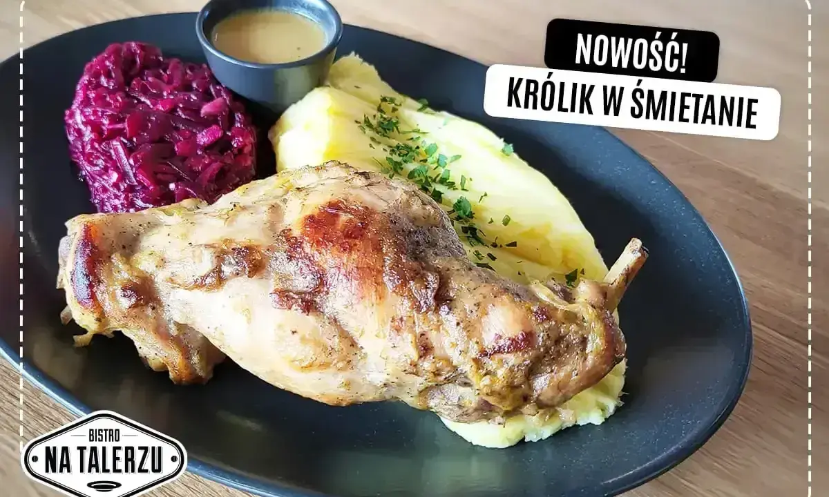 Nowość! Królik w śmietanie z purée ziemniaczanym i czerwoną kapustą. Pyszne danie na talerzu.