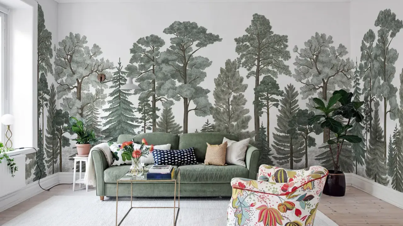 Mural w mieszkaniu z motywem lasu, zielona sofa i kolorowy fotel tworzą przytulną przestrzeń.