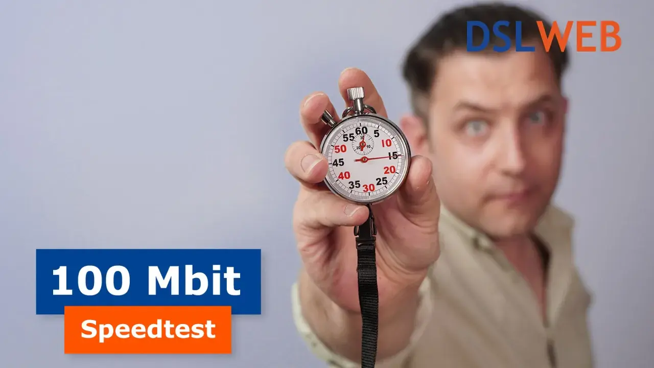 Mann hält Stoppuhr, die 100 Mbit/s Speedtest symbolisiert. DSLWEB Logo im Hintergrund.