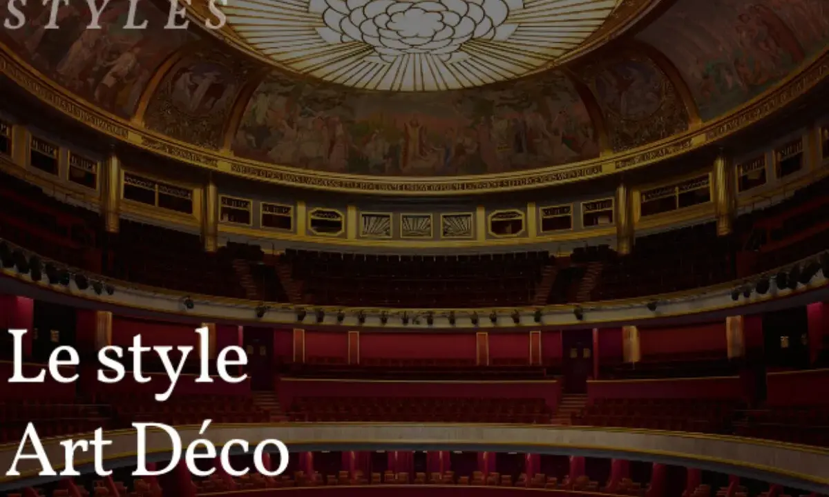 Intérieur d'un théâtre orné, avec des fresques au plafond et des sièges rouges. Un style Art Déco pour une soirée inoubliable.