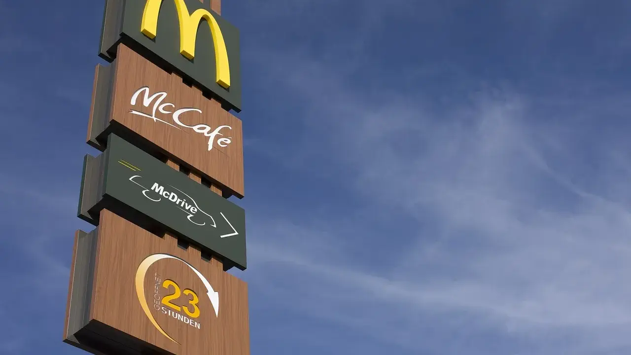 Znak McDonald's z McCafe i McDrive. Zastanawiasz się, ile się zarabia w maku?